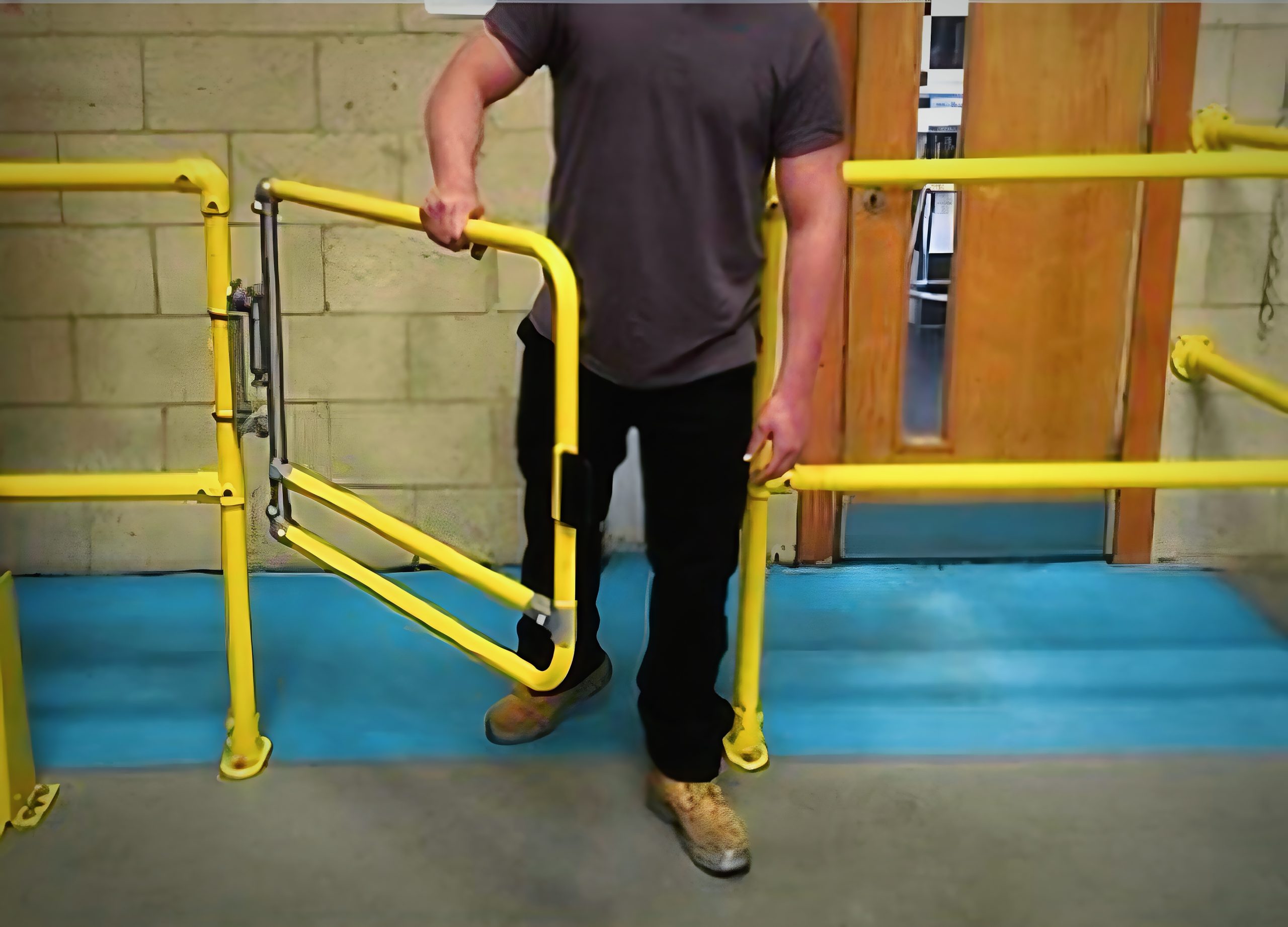 Pivoting adjustable spring-loaded safety gate